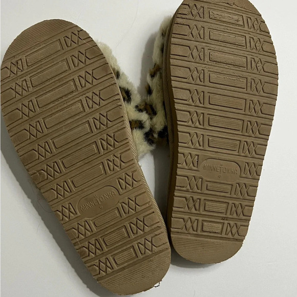 Minnetonka • Women’s Lolo Slides Leopard Print Slippers Faux Fur - Picture 4 of 9